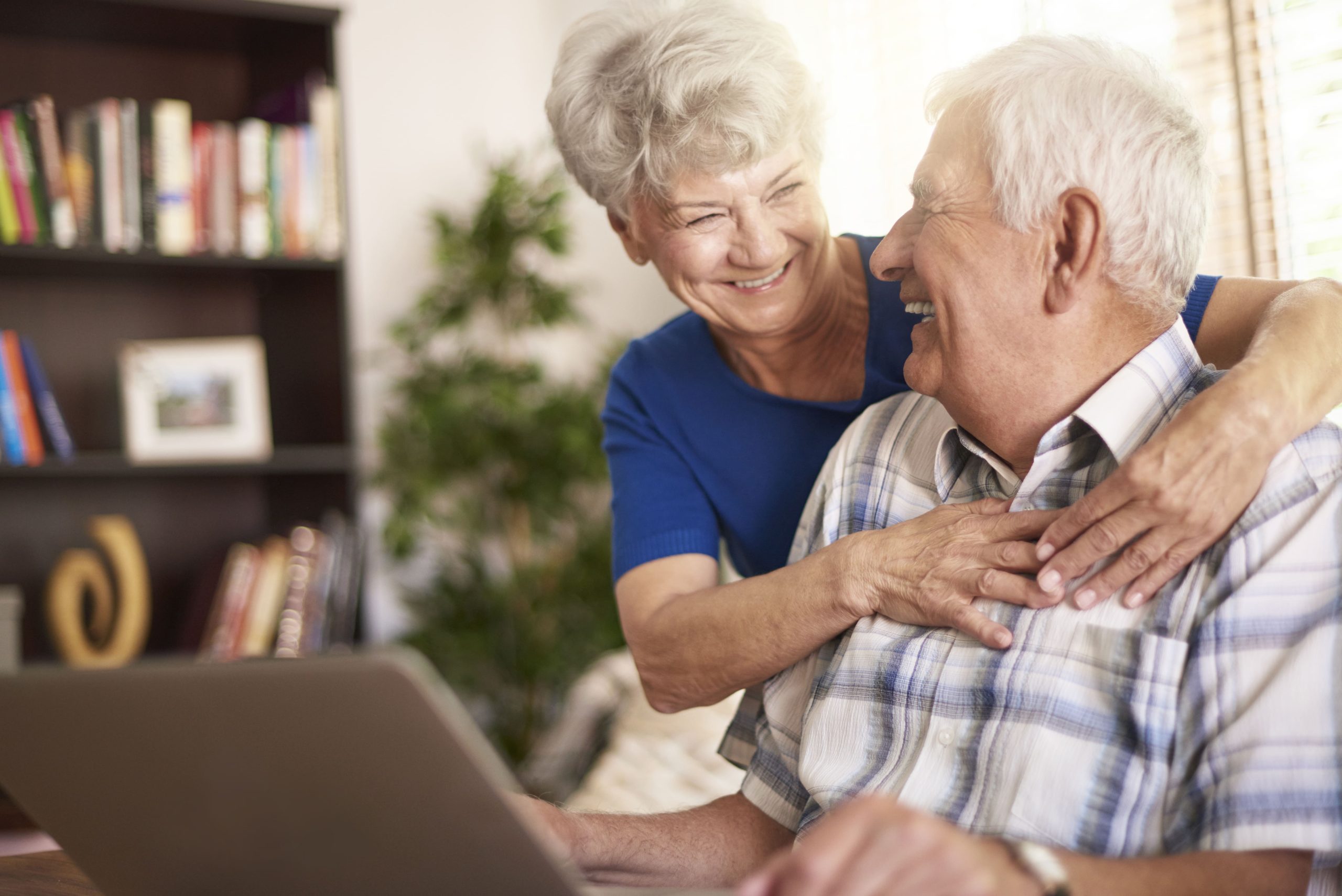 senior-marriage-using-laptop-living-room (1)